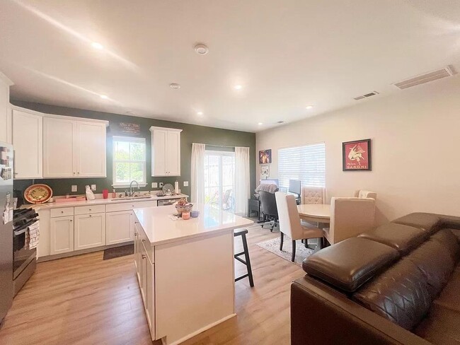 Building Photo - 100 Lilywood Ct