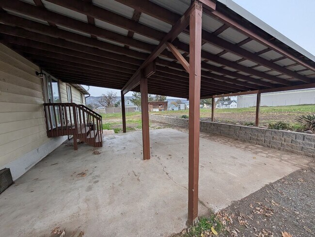 Building Photo - Fantastic 3 Bedroom Clarkston House with Fenced Backyard