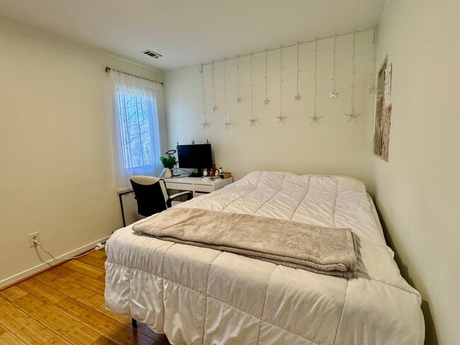 Building Photo - Mill Creek Townhome