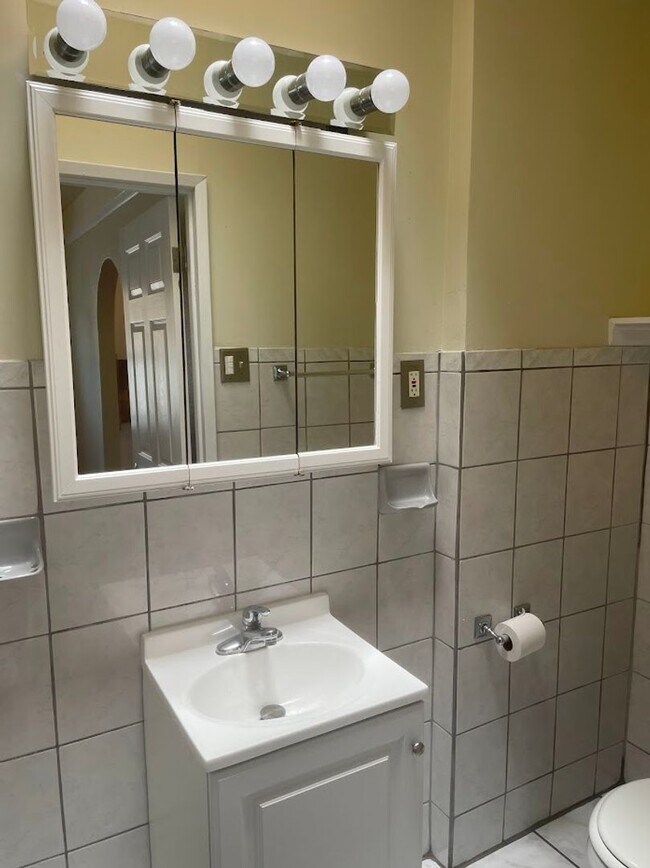 Building Photo - Bright  3bed/2bath single family home with...
