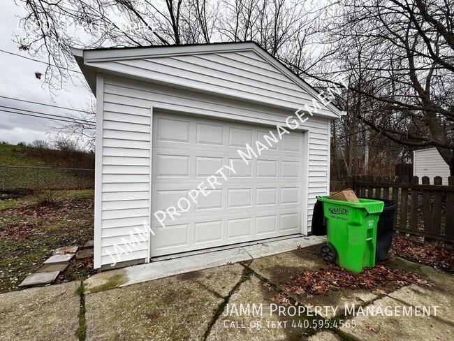 Building Photo - Lovely Single Family Home!