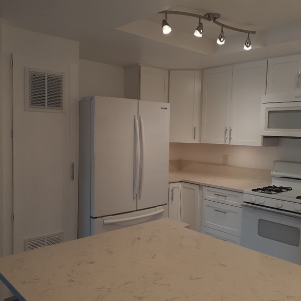 Building Photo - 9885 Caspi Gardens Dr