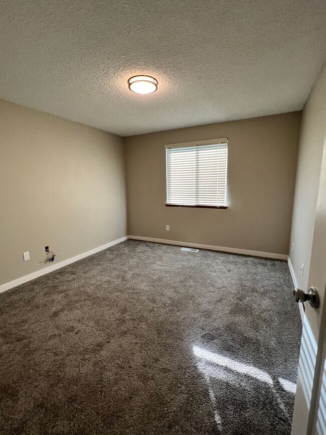 Building Photo - Cozy home next to Sage Point Elementary!