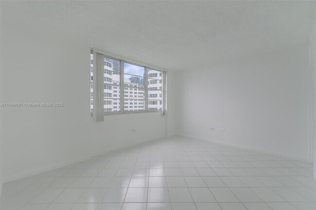 Building Photo - 801 Brickell Bay Dr