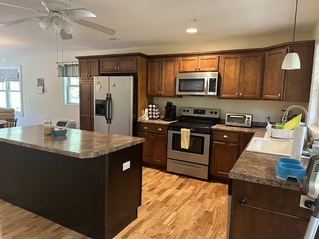 Building Photo - Winter Rental, Coastal Living Done Right – 4BR, 3BA, Fully Furnished