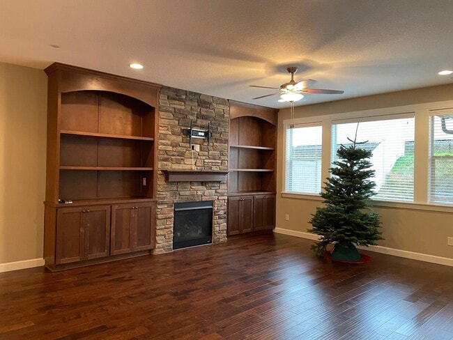 Building Photo - LUXURY 4 BD TOWNHOME! GATED PARKER VILLAGE...