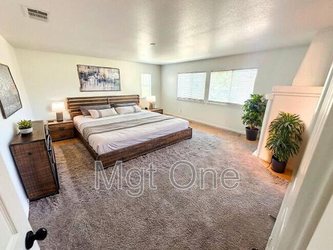 Building Photo - 11026 Evergreen Loop