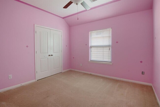 Building Photo - 24922 Clover Ranch Dr