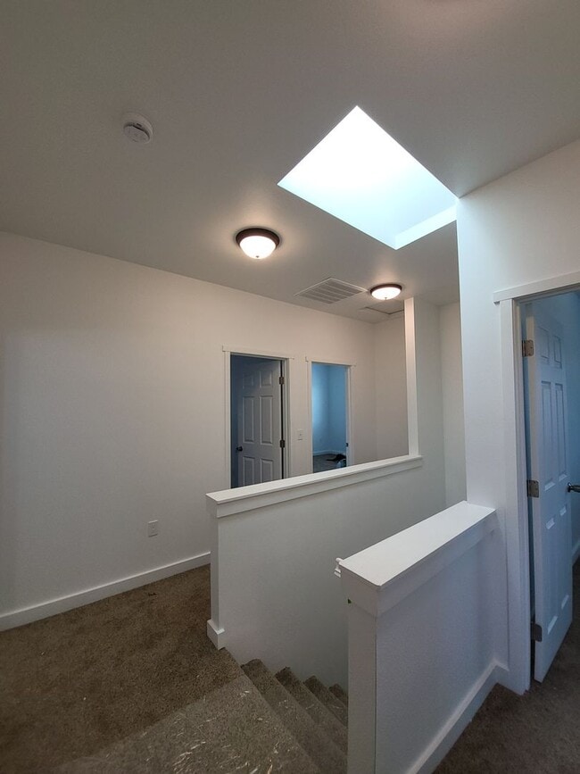 Building Photo - 683 Bryden Ave