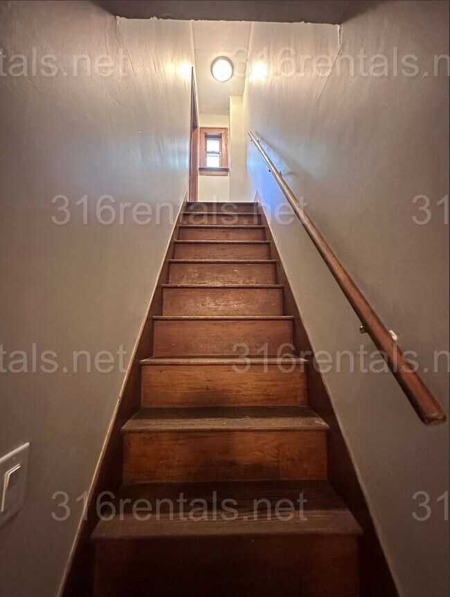 Building Photo - $775 - 2 bed 1 bath - Delightful and spaci...