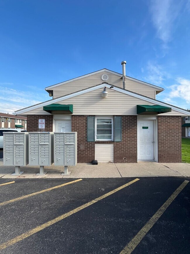 Building Photo - Elyria - updated 2 bedroom/1 bath townhouse.