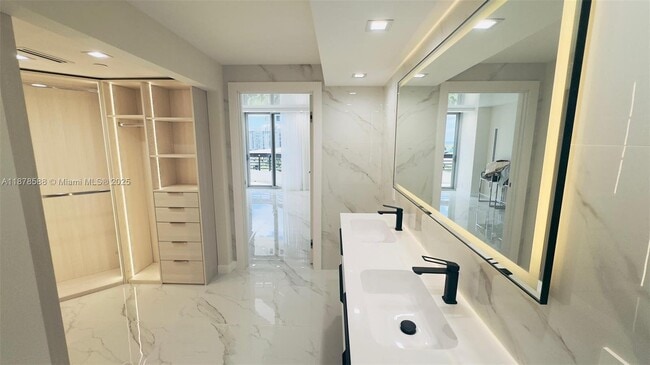 Building Photo - 3500 Mystic Pointe Dr