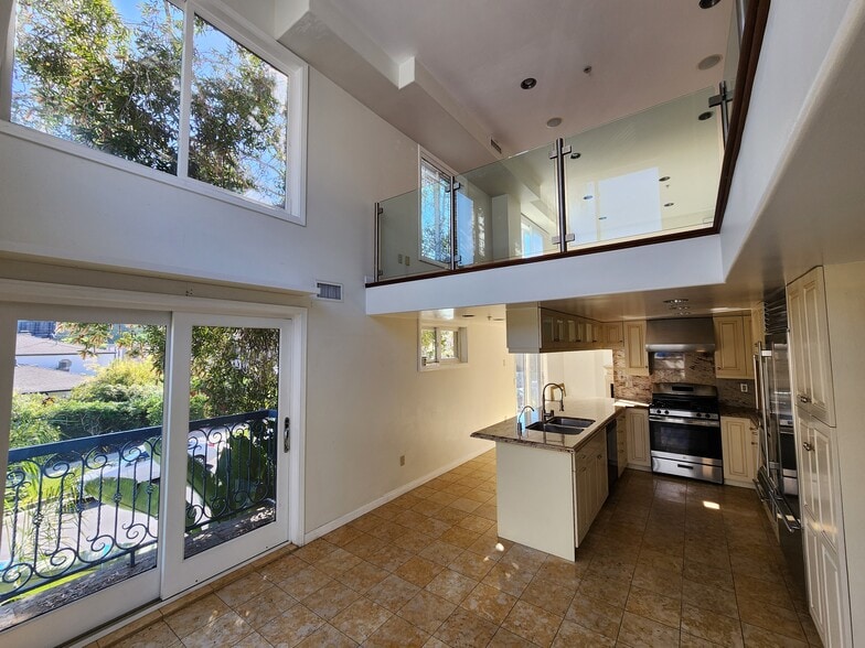 Building Photo - 10389 Almayo Ave