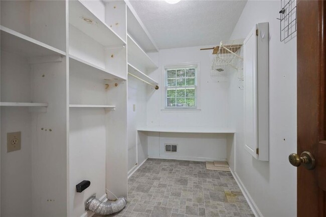 Building Photo - 3658 Chestnut Ridge Ct