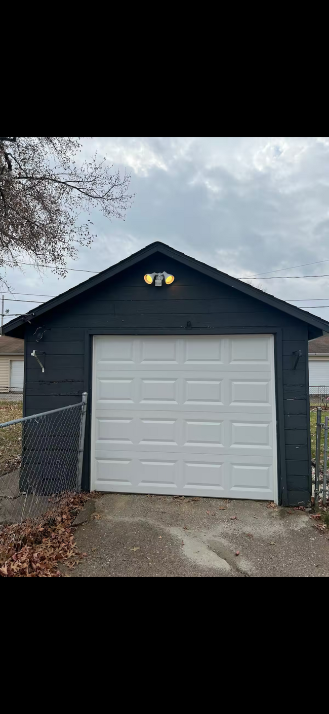 Garage - 928 43rd Ave