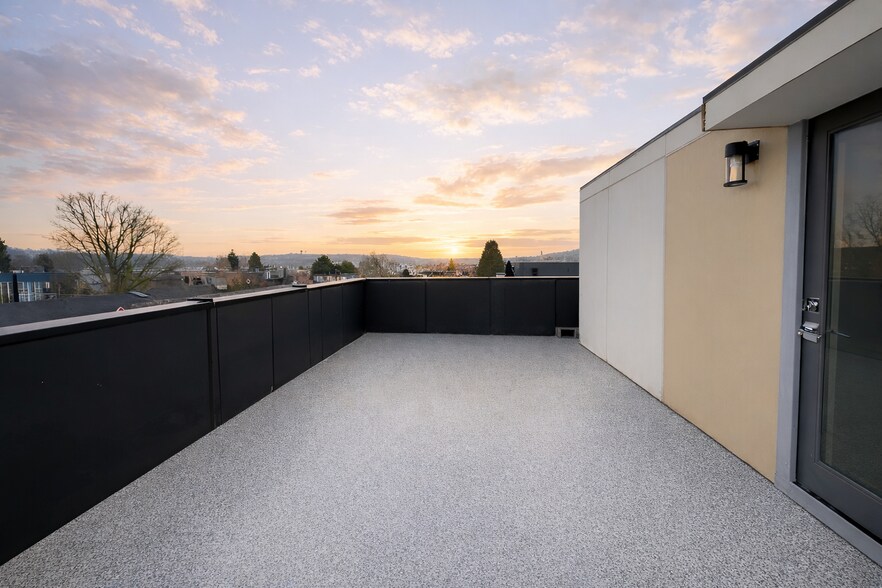 Private rooftop deck with panoramic views - perfect for relaxing - 1733 NW 63rd St