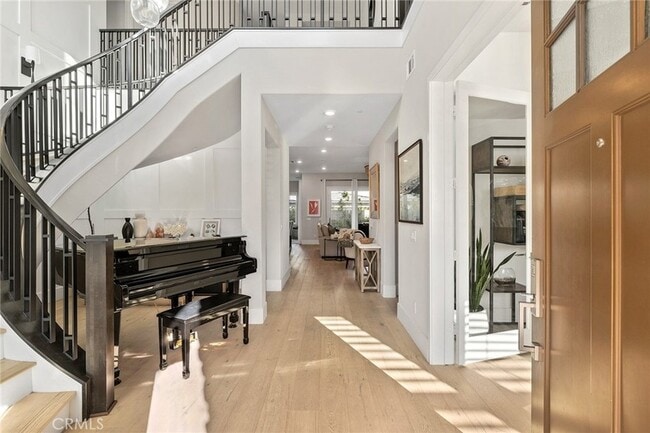 Building Photo - 70 Ray