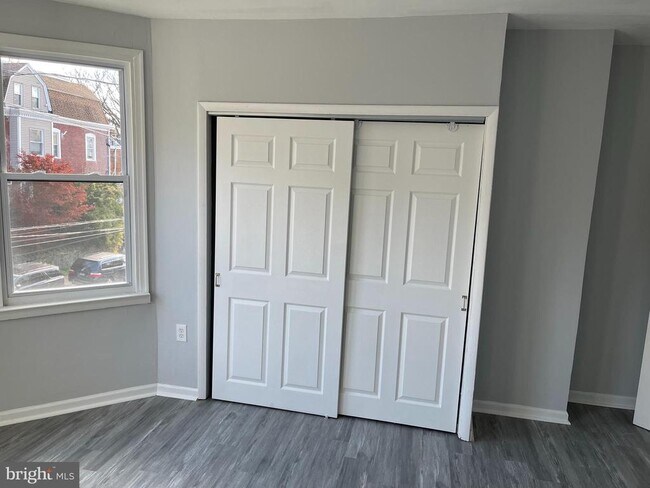 Building Photo - 127 E Coulter St