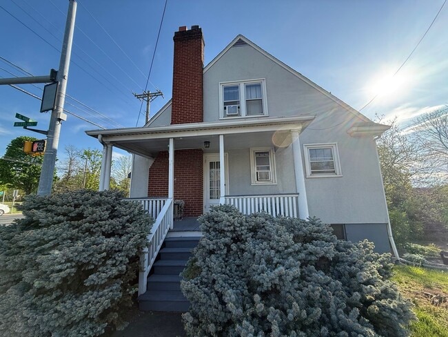 Building Photo - Well maintained 3 bedroom, 1 bath home coming available in June!
