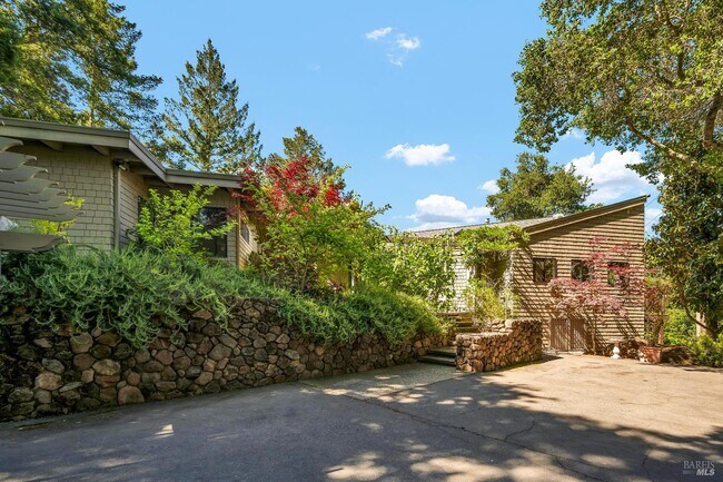 Building Photo - 522 Meadowood Ln