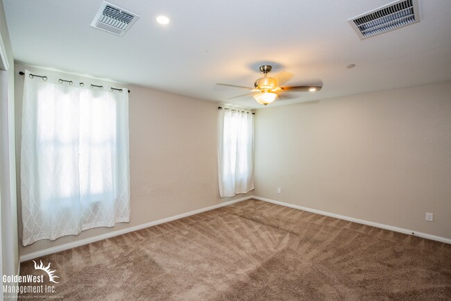 Building Photo - Modern 3Bdm 2.5Ba Two-Story Home in the De...