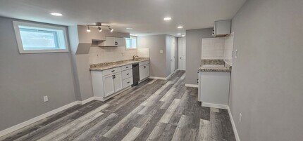 Building Photo - 1 Bed 1 Bath Multiplex home