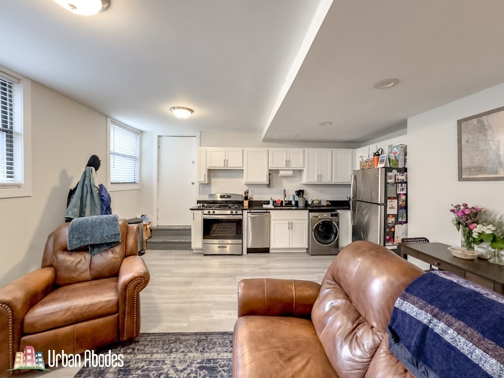 Building Photo - 730 W Roscoe St