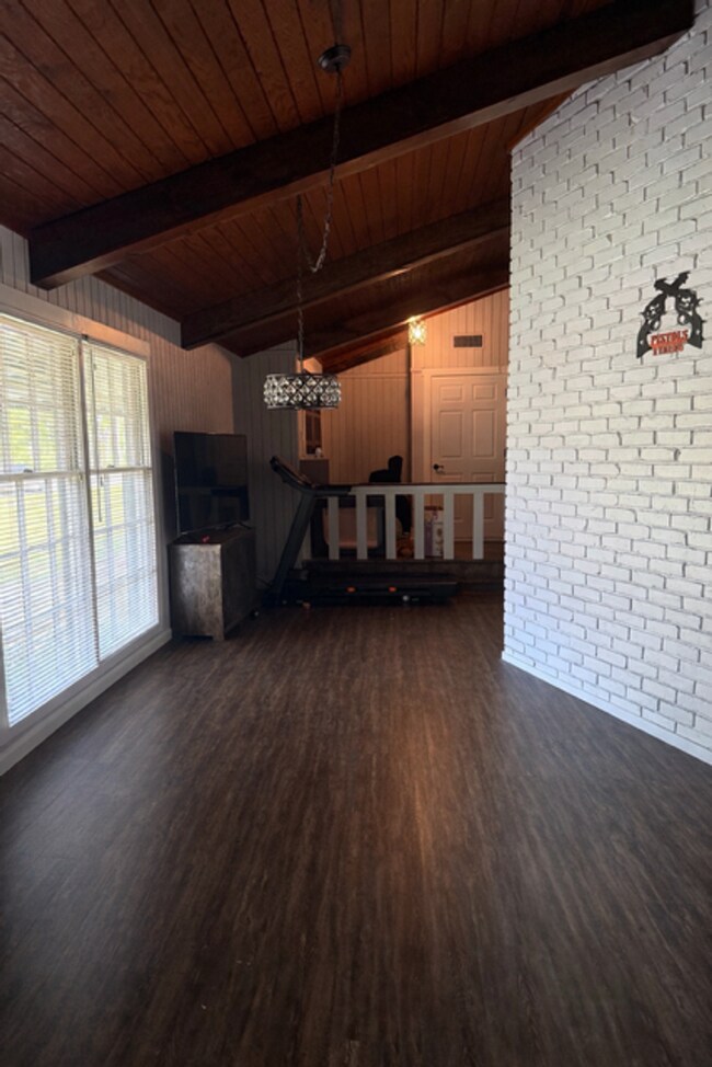 Building Photo - 902 N Texas St