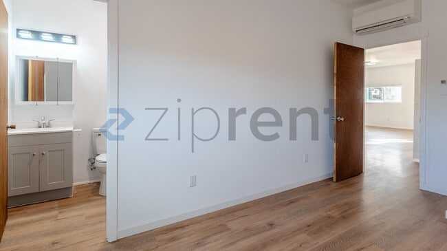 Building Photo - 307 E Thorn St