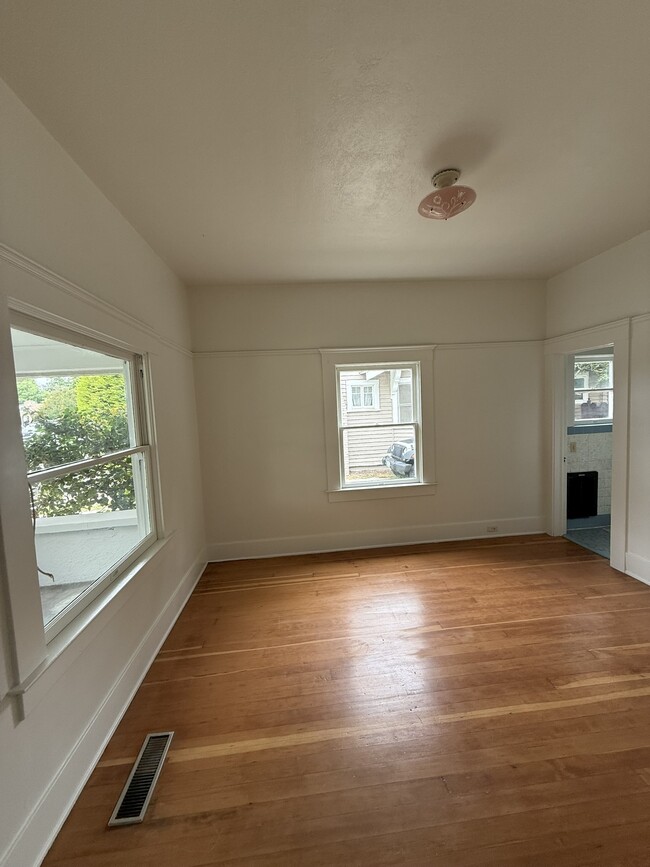 Building Photo - 1364 N Wilson Ave