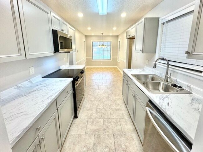 Building Photo - OPEN HOUSE! Renovated Bartlett Home- Highl...
