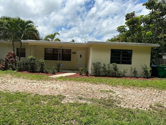 Building Photo - Spacious 2BR 2BA Home w/ Laundry on site + Driveway Parking + Patio & Yard in Miami
