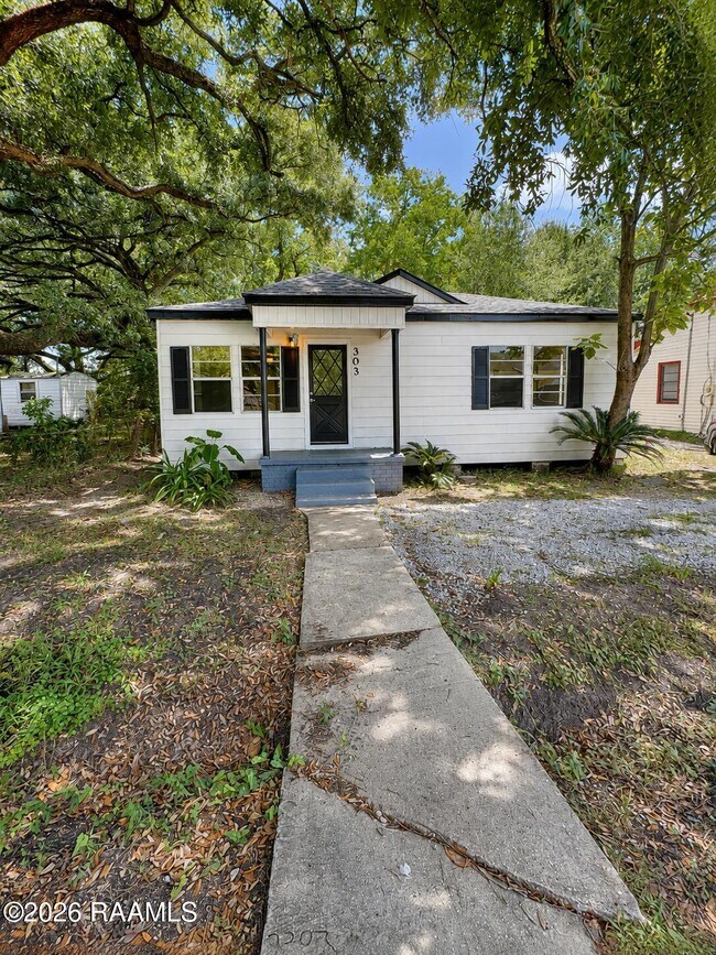 Building Photo - 303 Thelma Dr