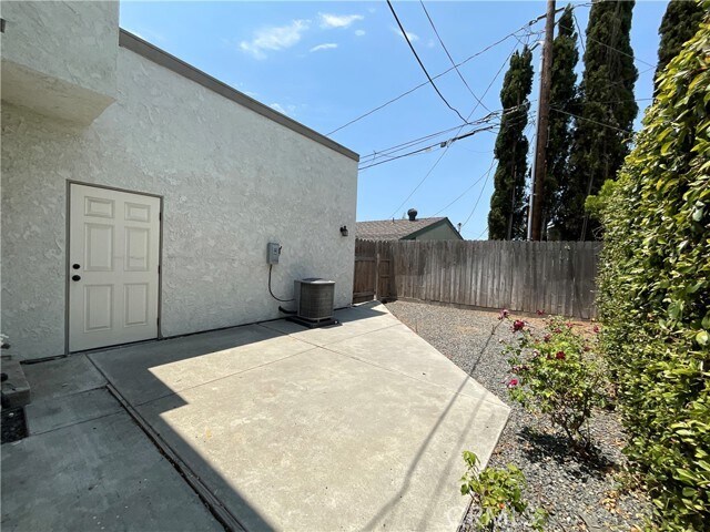Building Photo - 2641 Santa Ana Ave