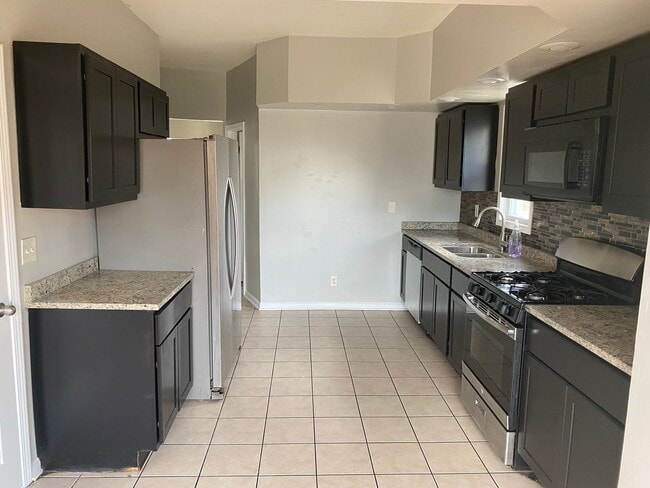 Building Photo - 4 bed -room house