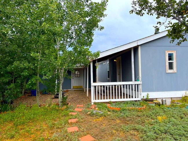 Building Photo - Great Location! 3 Bed, 2 Bath West-Flagstaff Home - Students & Pets OK! Avail Aug 10th!