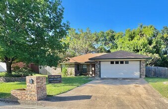 Building Photo - Inviting 3 Bedroom 2.5 Bathroom Home in Ha...