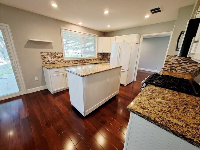 Building Photo - 8513 Portage Cove