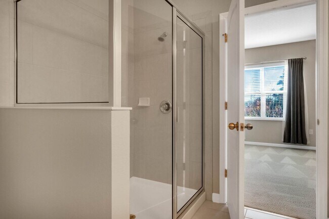 Building Photo - AVAILABLE NOW! 3/2.5/2 townhome close to H...