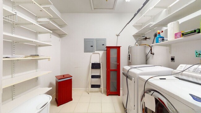 Building Photo - 1371 Nightingale