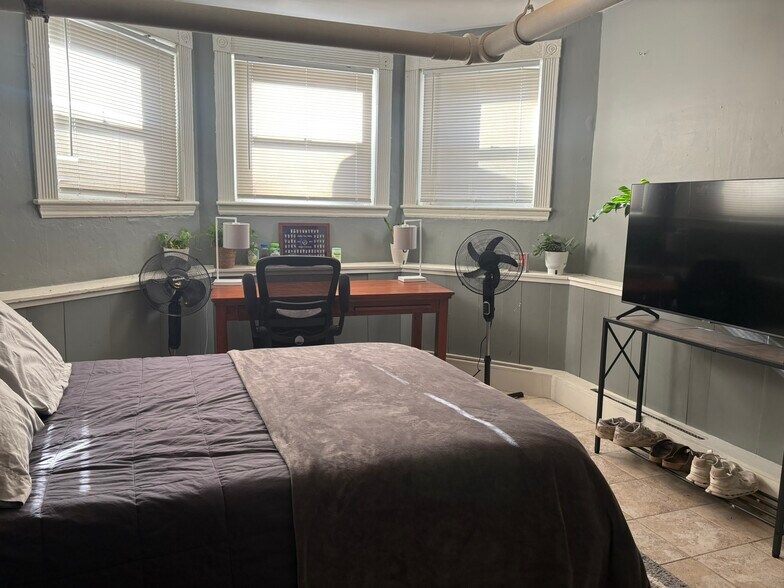 Building Photo - 1050 Commonwealth Ave