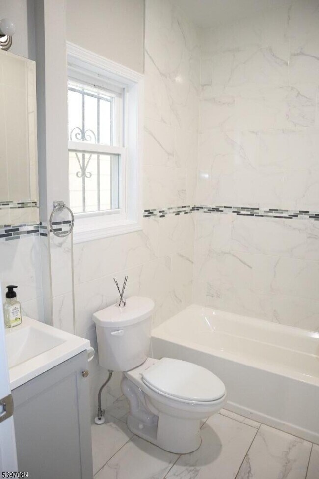 Building Photo - 154 Garside St