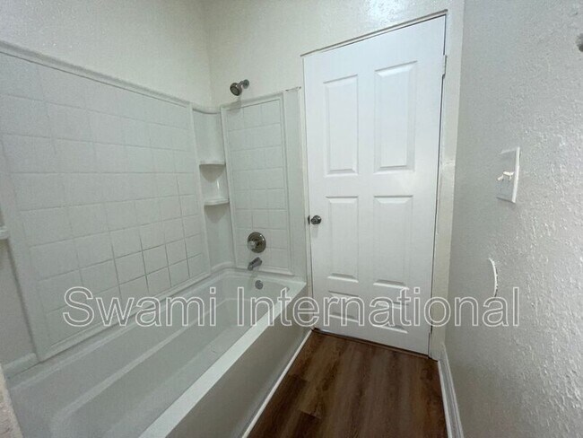 Building Photo - 932 W 62nd St