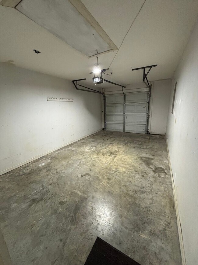 Building Photo - Don’t Miss Out on This Charming 3 Bed, 2 B...