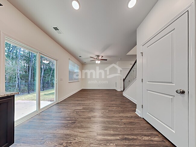 Building Photo - 608 W Lionel Rd