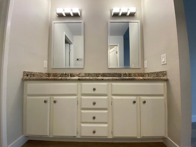 Building Photo - Beautifully Renovated Condo in Rancho Bernardo!