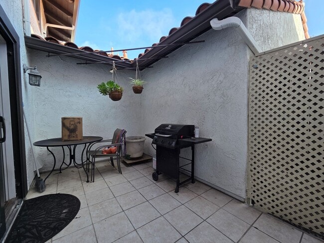 Building Photo - 2 Bedroom 2.5 Bath Town House in West Ventura