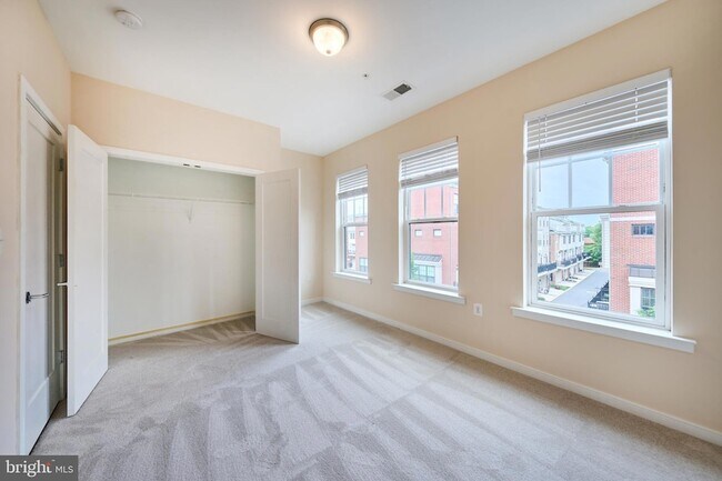 Building Photo - 256 Bluemont Branch Terrace SE