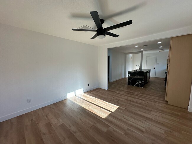 Building Photo - 1032 E Hassett Ave