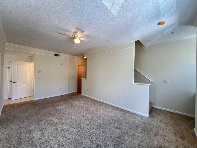 Building Photo - Perfect apartment waiting for you!